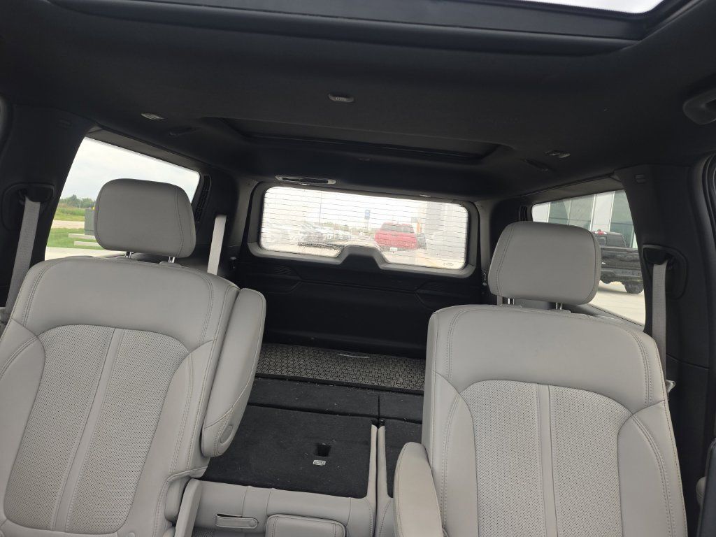 Used 2025 Jeep Wagoneer Series III w/ Premium Group I AWD/4WD image 22