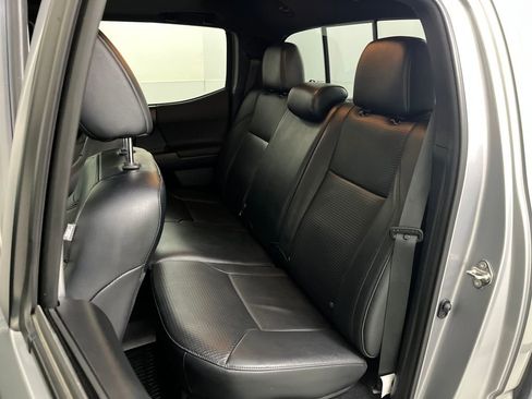 Used 2020 Toyota Tacoma TRD Sport w/ TRD Premium Sport Package AWD/4WD image 19