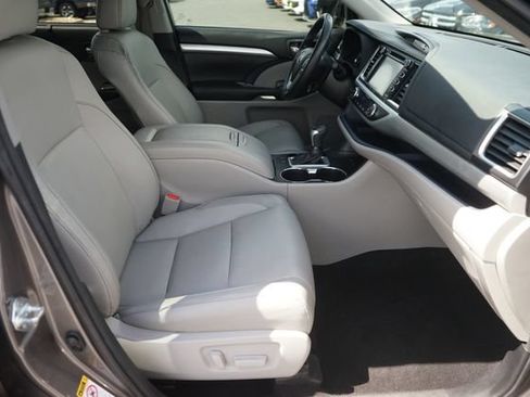 Used 2017 Toyota Highlander XLE FWD image 19