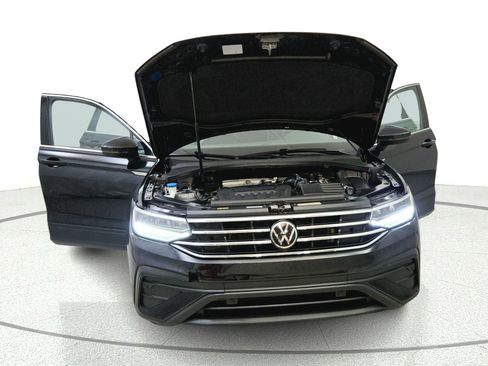 Used 2022 Volkswagen Tiguan SE w/ Panoramic Sunroof Package FWD image 9