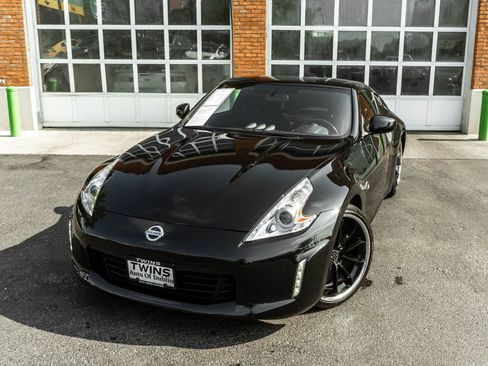 Used 2017 Nissan 370Z Touring Sport RWD image 2