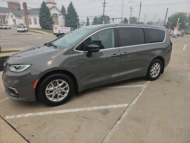Certified 2024 Chrysler Pacifica Touring-L FWD image 11