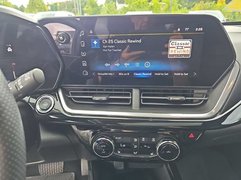 Used 2024 Chevrolet Trax RS w/ Sunroof Package FWD image 14