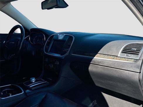 Used 2020 Chrysler 300 Limited image 32