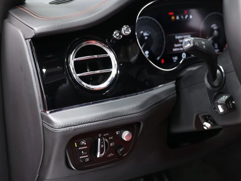 Used 2022 Bentley Bentayga AWD/4WD image 23
