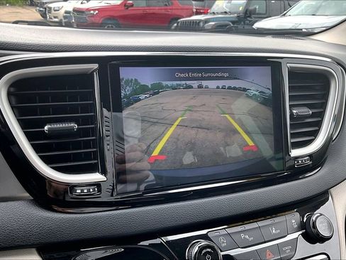 Used 2023 Chrysler Pacifica Touring-L FWD image 14