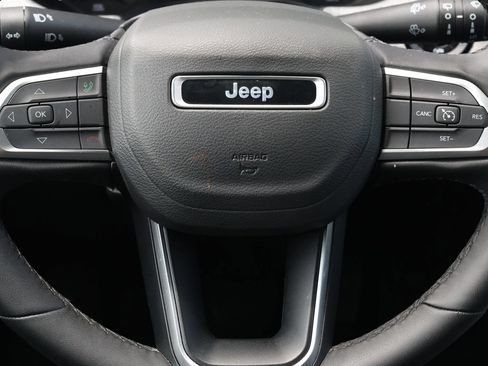 Used 2025 Jeep Compass Latitude AWD/4WD image 17