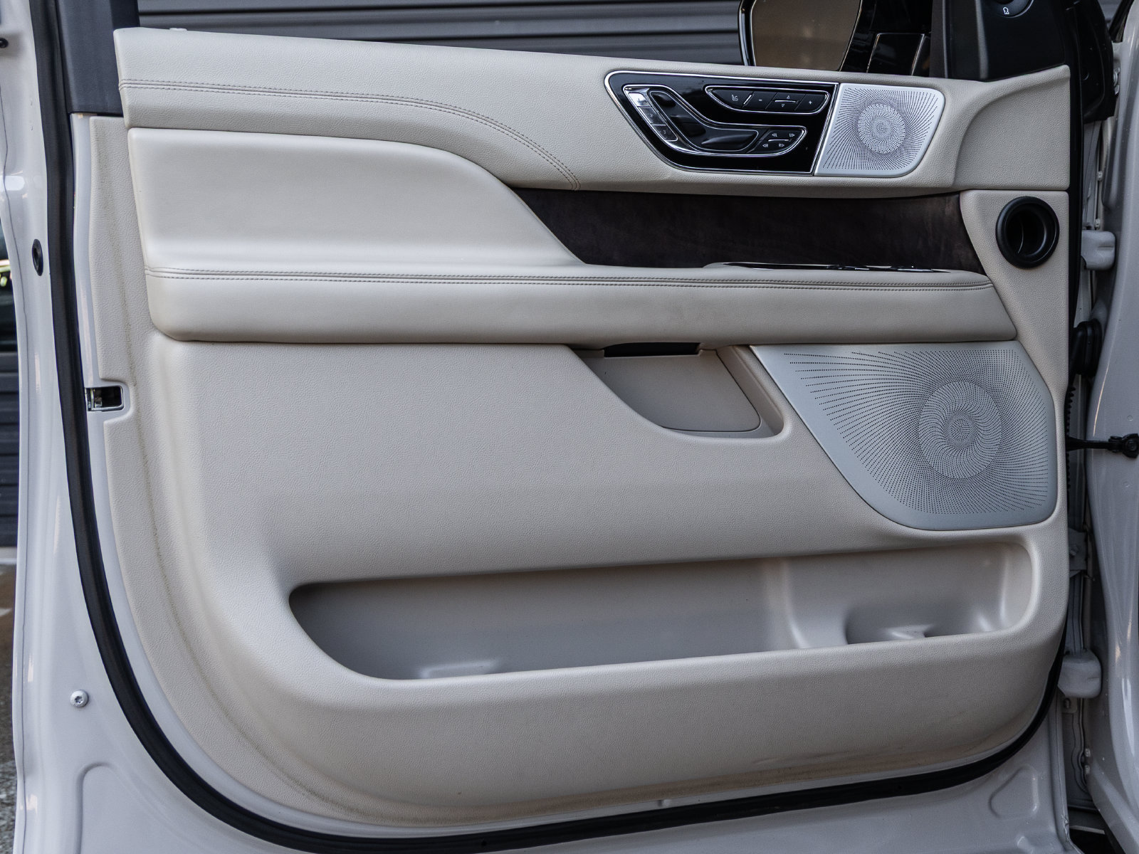 Used 2021 Lincoln Navigator Reserve w/ Luxury Package RWD image 19