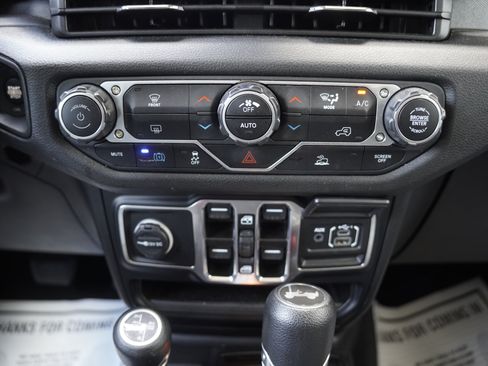 Used 2024 Jeep Wrangler Unlimited AWD/4WD image 29