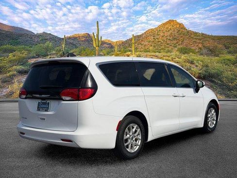 Used 2023 Chrysler Voyager LX FWD image 4