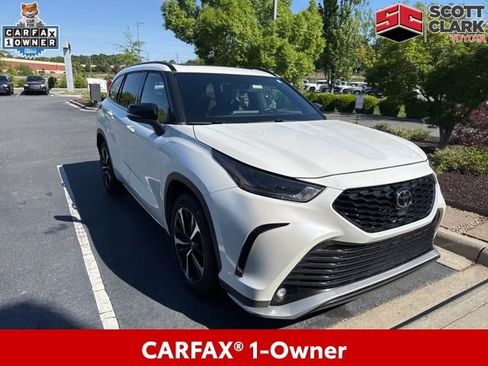 Used 2021 Toyota Highlander XSE FWD image 2