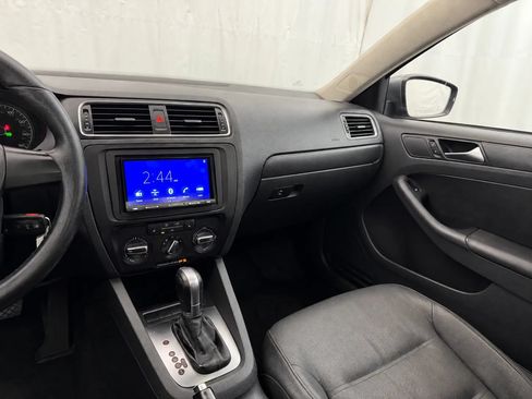 Used 2011 Volkswagen Jetta SE FWD image 16