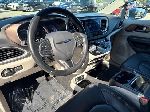 Used 2017 Chrysler Pacifica Touring-L w/ Tire & Wheel Group FWD image 2
