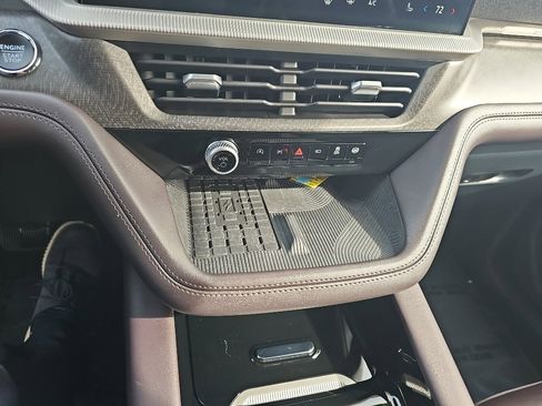 Used 2025 Ford Explorer Platinum w/ LUX Leather Package AWD/4WD image 18