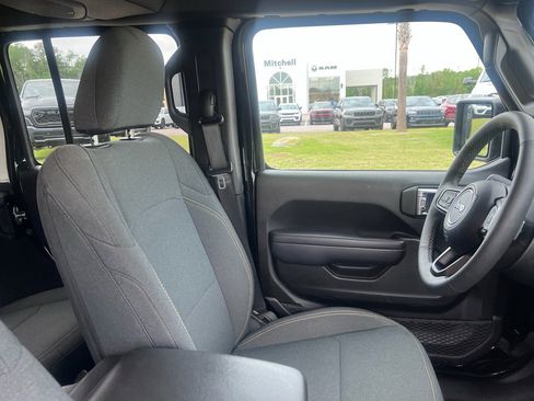 Used 2025 Jeep Wrangler Willys image 14