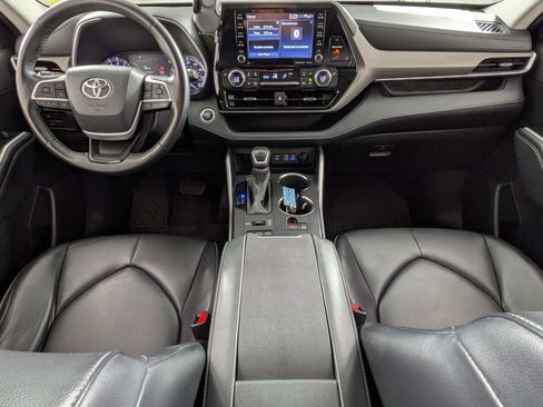 Used 2022 Toyota Highlander XLE AWD/4WD image 23