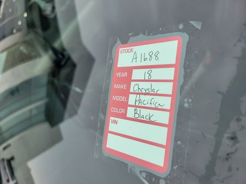 Used 2018 Chrysler Pacifica Touring-L Plus w/ Tire & Wheel Group image 24