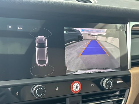 Certified 2025 Porsche Macan image 20