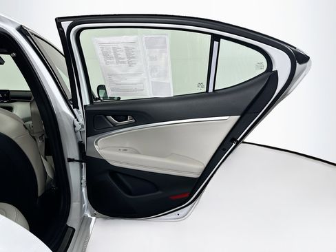 Used 2025 Genesis G70 2.5T image 31