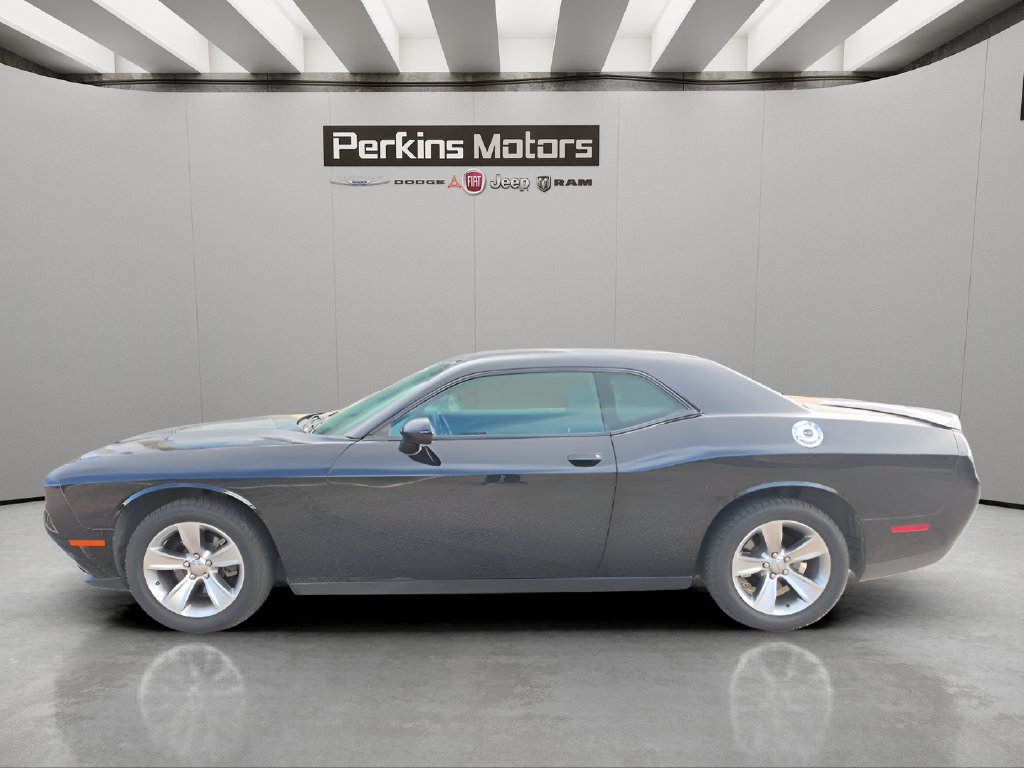 Used 2018 Dodge Challenger SXT RWD image 2