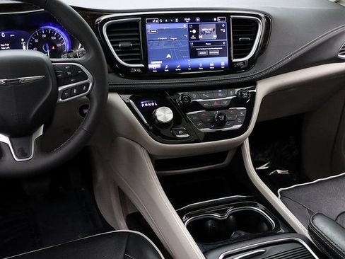 Used 2023 Chrysler Pacifica Limited FWD image 17