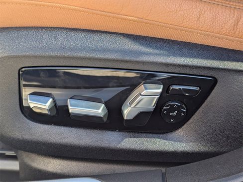 Used 2022 BMW 740i w/ M Sport Package image 11