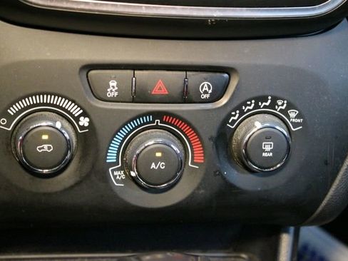 Used 2019 Jeep Cherokee Sport FWD image 25