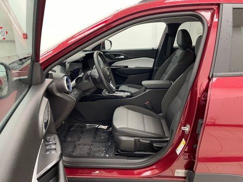 Used 2024 Chevrolet Trax LT w/ Driver Confidence Package image 7