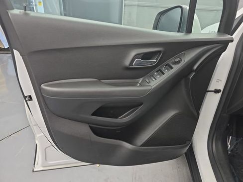 Used 2018 Chevrolet Trax LS AWD/4WD image 17