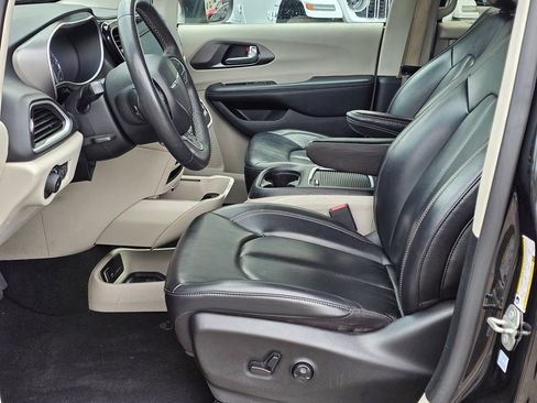 Used 2023 Chrysler Pacifica Touring-L FWD image 21