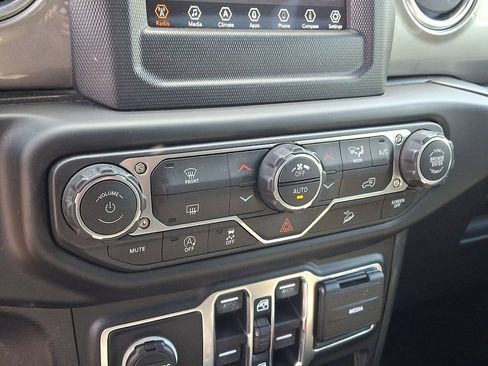 Used 2018 Jeep Wrangler Unlimited Sahara w/ Dual Top Group AWD/4WD image 18