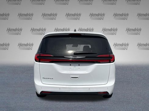 Used 2024 Chrysler Pacifica Touring-L FWD image 6
