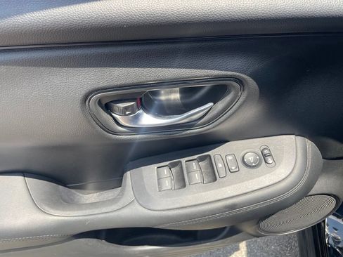 Used 2023 Honda HR-V LX image 11