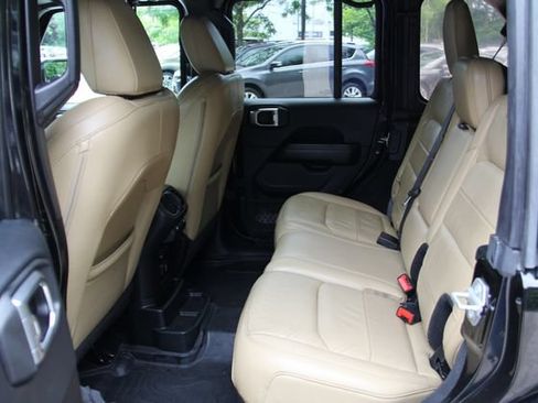 Used 2018 Jeep Wrangler Unlimited Sahara AWD/4WD image 31