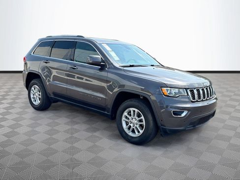 Used 2018 Jeep Grand Cherokee Laredo AWD/4WD image 3