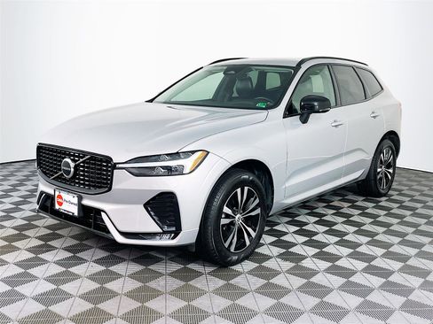 Used 2024 Volvo XC60 B5 Core image 3