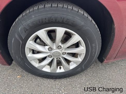 Used 2018 Chrysler Pacifica Touring-L Plus image 3