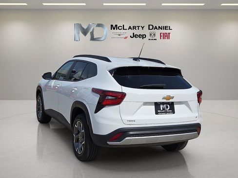 Used 2025 Chevrolet Trax LT FWD image 4