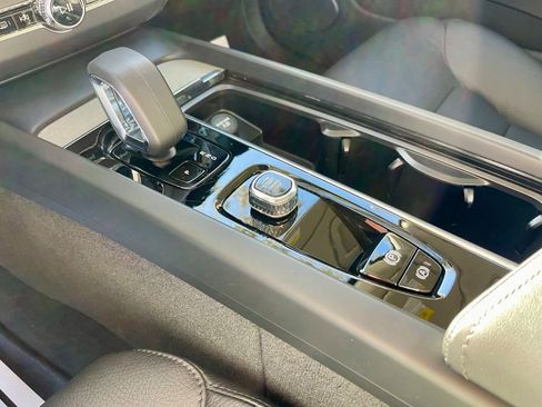 Used 2025 Volvo XC60 B5 Plus image 15