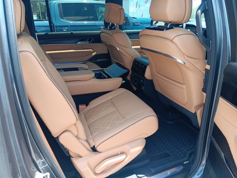 Used 2024 Jeep Grand Wagoneer Series III w/ Quick Order Packagew 28T AWD/4WD image 21