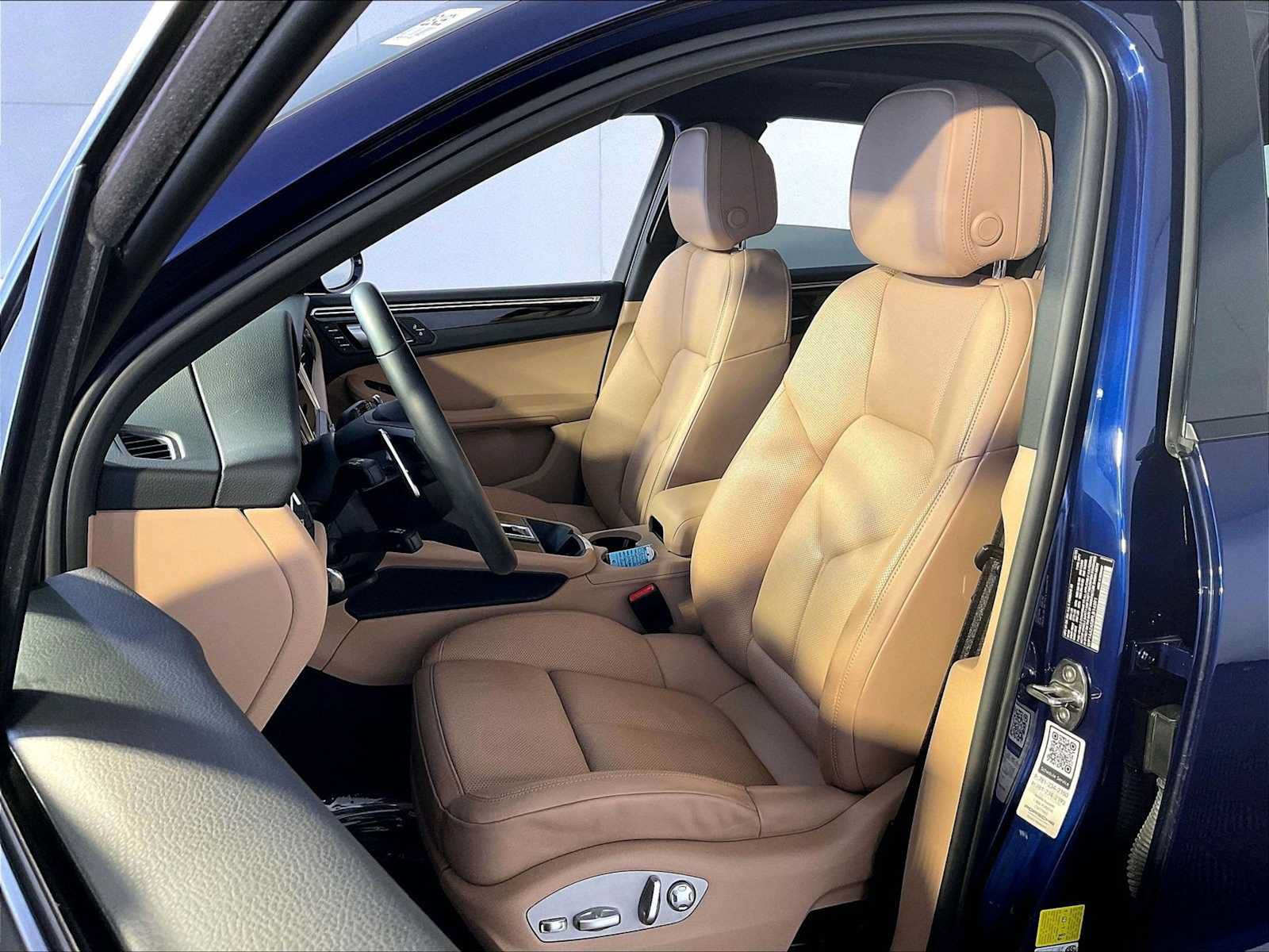 Certified 2023 Porsche Macan AWD/4WD image 5