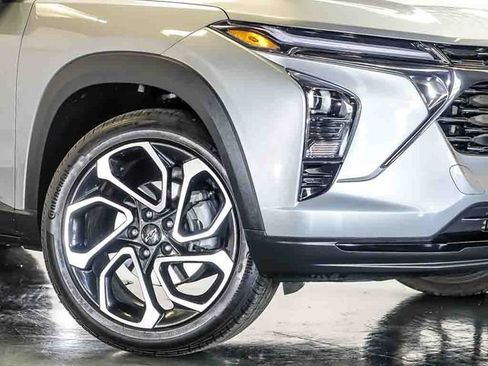 Used 2025 Chevrolet Trax RS w/ Sunroof Package FWD image 4