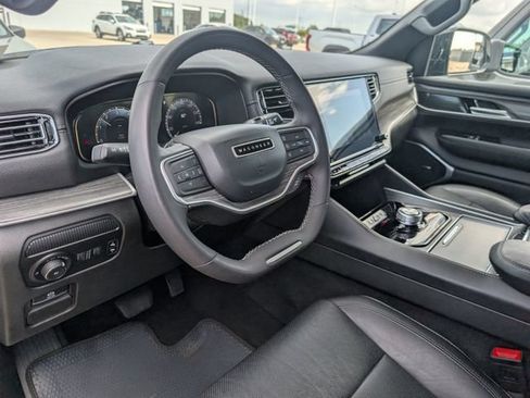Used 2024 Jeep Wagoneer L Series II RWD image 9
