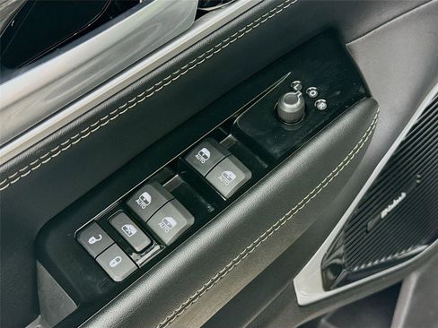 Used 2024 Jeep Wagoneer Series III w/ Premium Group I AWD/4WD image 22