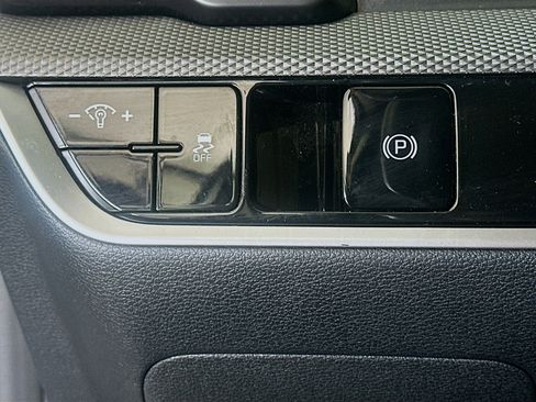 Used 2025 Kia Sportage LX image 16