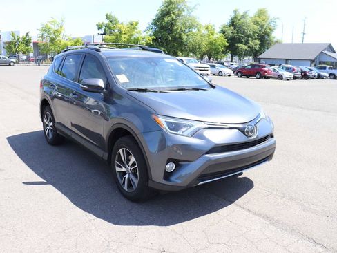 Used 2018 Toyota RAV4 XLE AWD/4WD image 3