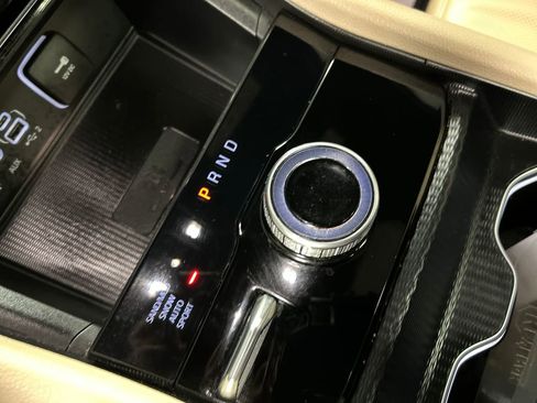 Used 2025 Jeep Grand Cherokee Limited w/ Luxury Tech Group II AWD/4WD image 20
