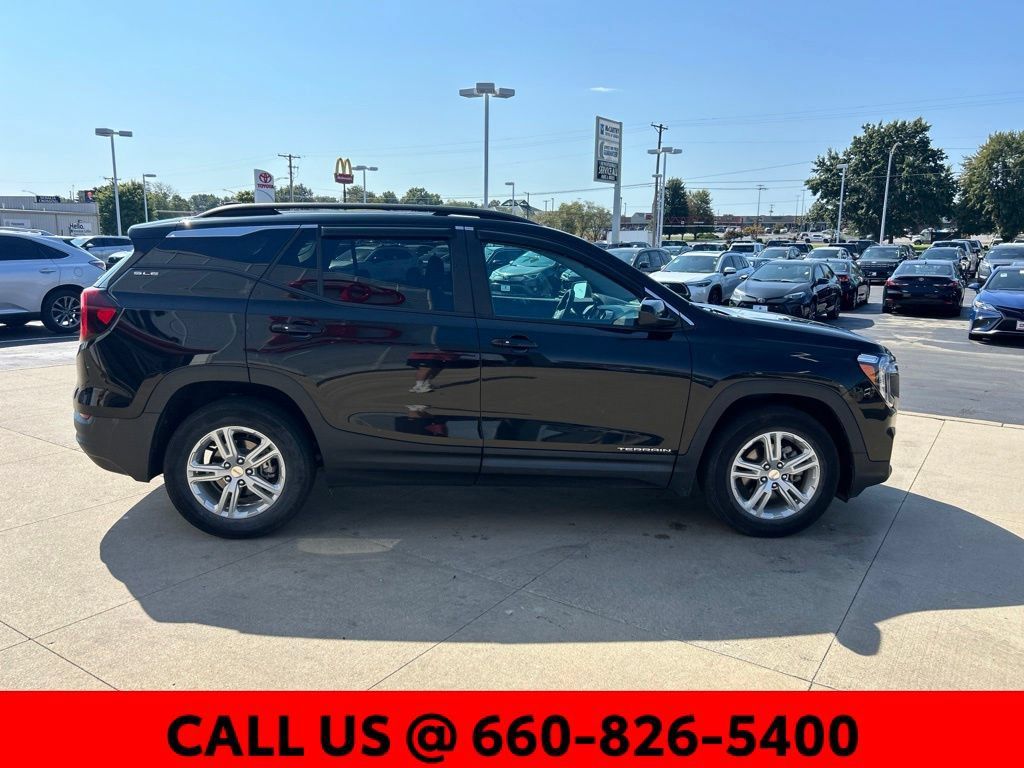 Used 2022 GMC Terrain SLE w/ Driver Convenience Package FWD image 4