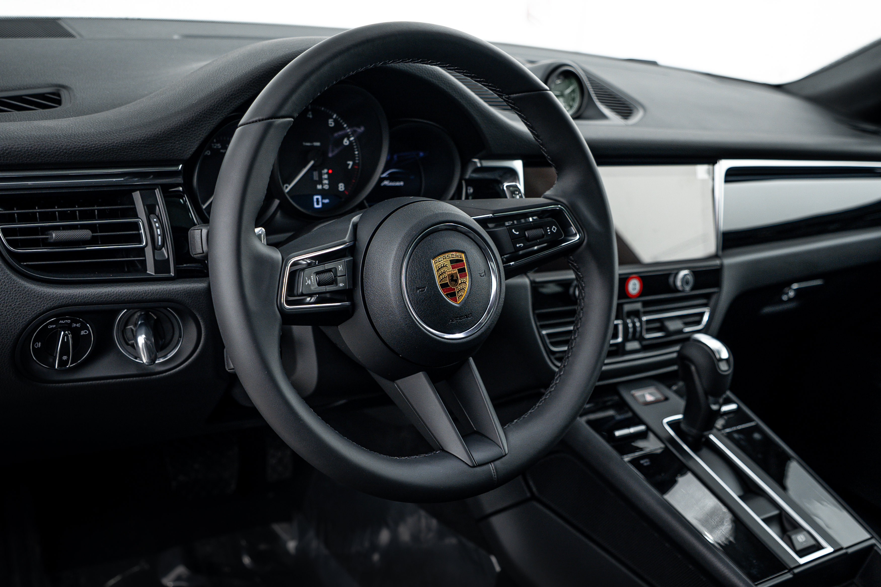 Certified 2026 Porsche Macan AWD/4WD image 16