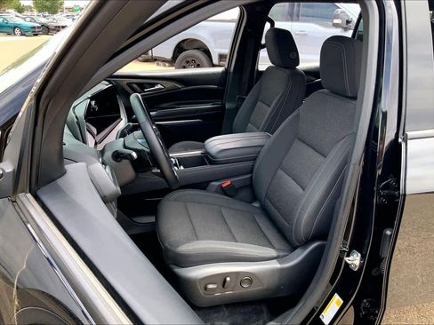 Used 2025 Chevrolet Traverse LT FWD image 7